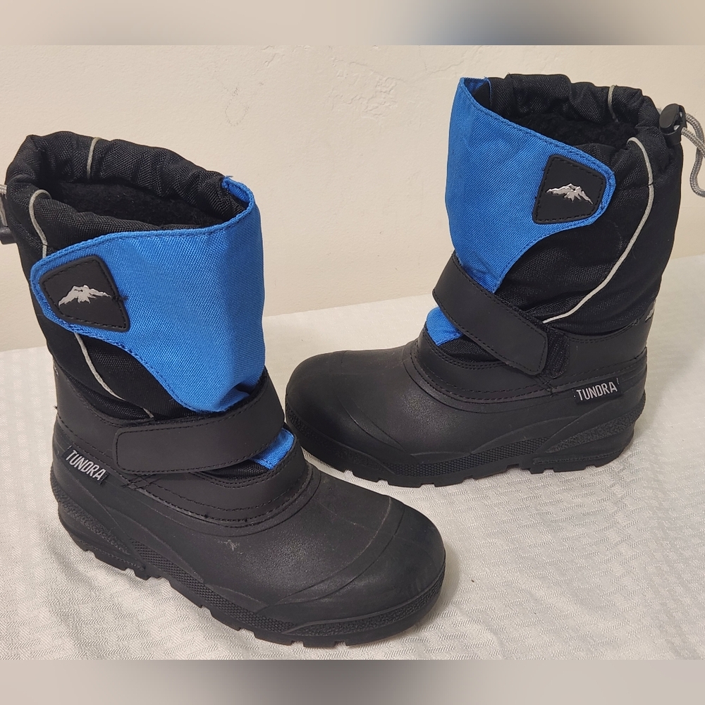 Tundra Kids Blue and Black Winter Boots Size 2.  # Z12